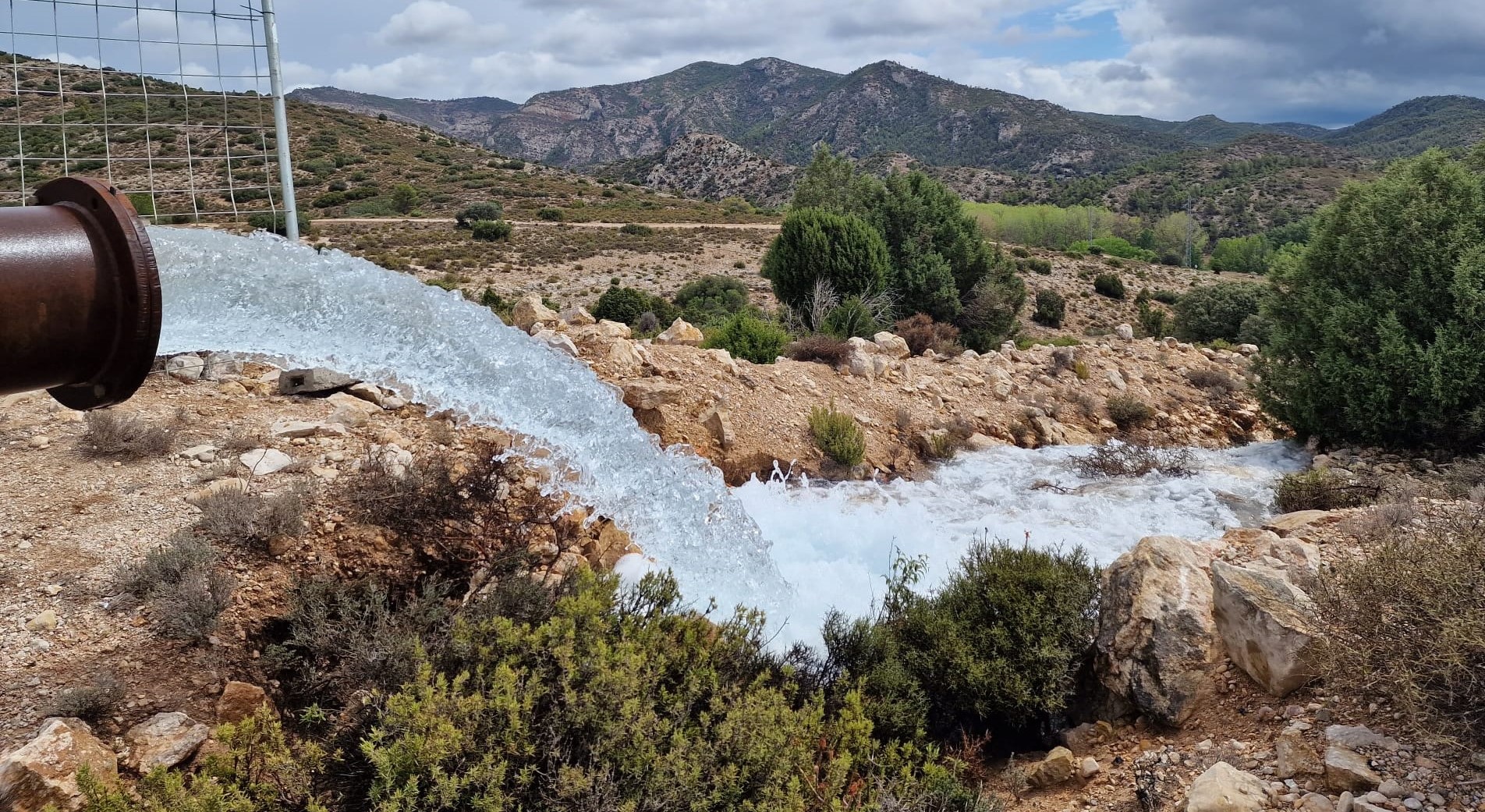 La CHE empieza a bombear agua de uno de los pozos situados en la cola del embalse de Calanda